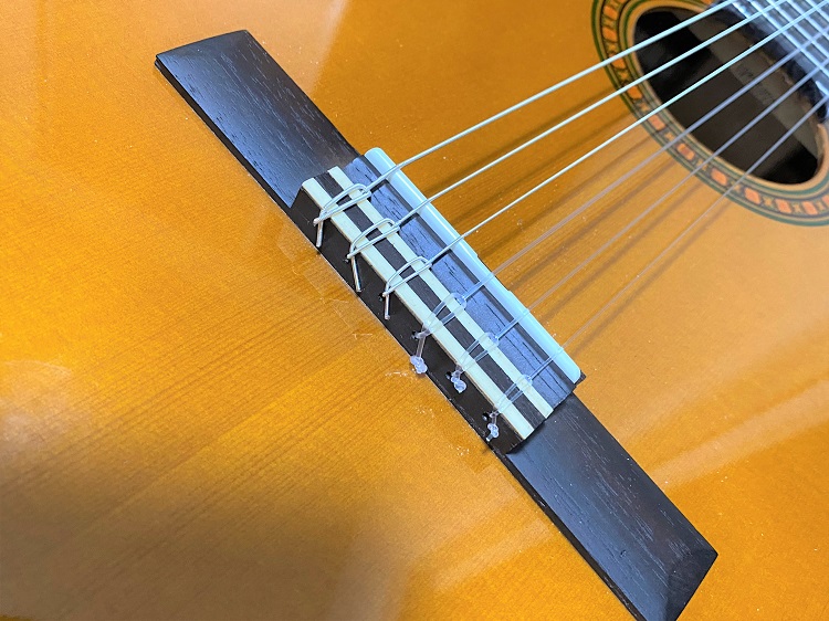 クラシックギターyamahacs40jのブリッジ部分